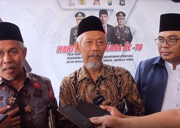 Ketua PW NU Jatim KH Marzuki Mustamar (kiri), Ketua PW Muhammadiyah Jatim KH Saad Ibrahim (tengah), dan Ketua DPW LDII Jatim KH Moch Amrodji Konawi (kanan), mengapresiasi kinerja Polda Jatim pada Peringatan HUT Bhayangkara, di Mapolda Jatim, Selasa (5/7). Dok: Lines Jatim.