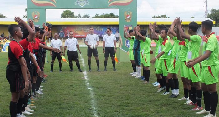 Pembukaan Liga Santri Nusantara Piala KSAD di Stadion Notohadinegoro, Jember, Senin (4/7).