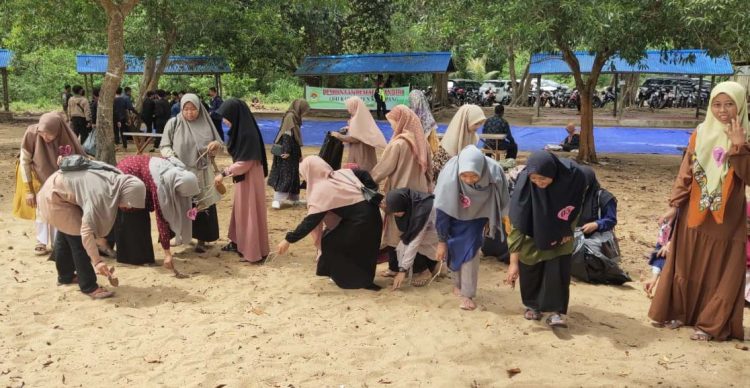 Pemuda LDII Ketapang Pelopori Bersihkan Pantai dari Sampah Plastik. Dok: LDII Kalbar.