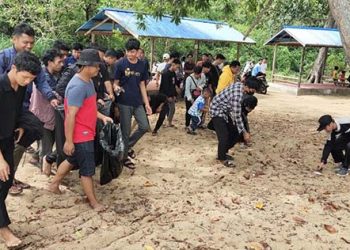 Ratusan Pemuda LDII Kabupaten Ketapang, Kalimantan Barat melakukan aksi bersih-bersih sampah plastik di Pantai Air Mata Permai, Desa Sungai Awan Kanan, Minggu (17/7). Dok: LDII Kalbar.