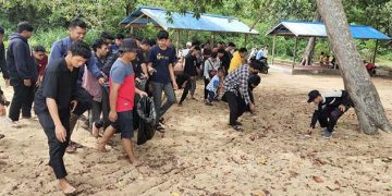 Ratusan Pemuda LDII Kabupaten Ketapang Kalimantan Barat melakukan aksi bersih bersih sampah plastik di Pantai Air Mata Permai Desa Sungai Awan Kanan Minggu 177 Dok LDII Kalbar