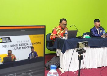 Wakil Ketua DPW LDII Jawa Timur, Samiono (kanan) saat memberi sambutan pada webinar Peluang Kerja Secara Remote di Perusahaan Luar Negeri, di Aula DPW LDII Jawa Timur, Minggu (3/7). Dok: Lines Jatim.