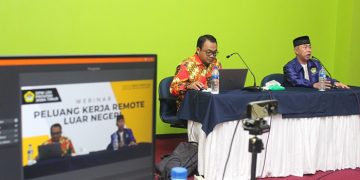 Wakil Ketua DPW LDII Jawa Timur Samiono kanan saat memberi sambutan pada webinar Peluang Kerja Secara Remote di Perusahaan Luar Negeri di Aula DPW LDII Jawa Timur Minggu 37 Dok Lines Jatim
