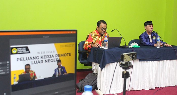 Wakil Ketua DPW LDII Jawa Timur, Samiono (kanan) saat memberi sambutan pada webinar Peluang Kerja Secara Remote di Perusahaan Luar Negeri, di Aula DPW LDII Jawa Timur, Minggu (3/7). Dok: Lines Jatim.