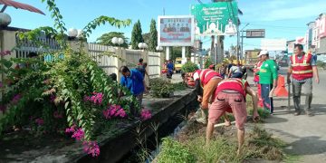 DPW LDII Kalbar bersama Camat Sui Pinyuh Damkar Jaguar dan sejumlah elemen masyarakat bergotong royong di kawasan terminal Sui Pinyuh Kabupaten Mempawah Jumat 17 Dok LDII Kalbar