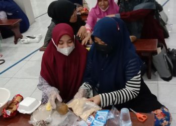 Acara Cooking Class dengan tema Masakan Cokelat Ala Keputrian (MACAN) yang diadakan oleh Remaja Putri PC LDII Semampir pada Minggu (7/8) di Masjid At-Taqwa.