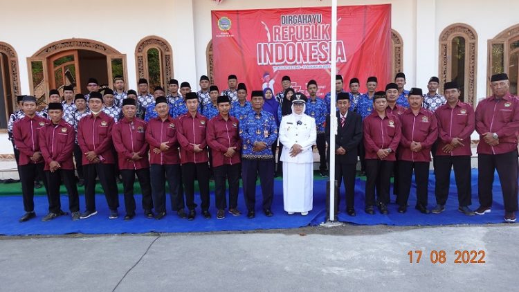Pengurus PC LDII Kec. Purwoasri dan Guru Pengurus Pondok Foto Bersama Kepala Desa Blawe. Dok: LDII Kediri.