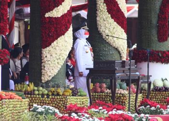 Gubernur Jawa Timur Khofifah Indar Parawansa bertindak sebagai inspektur upacara Detik-Detik Proklamasi HUT Kemerdekaan Ke-77 Republik Indonesia di Gedung Negara Grahadi, Surabaya, Rabu (17/8). Dok: Biro KIM DPW LDII Jatim.