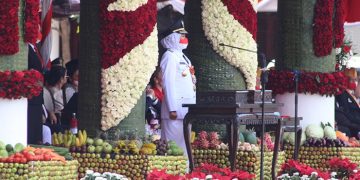 Gubernur Jawa Timur Khofifah Indar Parawansa bertindak sebagai inspektur upacara Detik Detik Proklamasi HUT Kemerdekaan Ke 77 Republik Indonesia di Gedung Negara Grahadi Surabaya Rabu 178 Dok Biro KIM DPW LDII Jatim