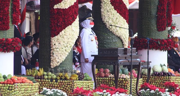 Gubernur Jawa Timur Khofifah Indar Parawansa bertindak sebagai inspektur upacara Detik-Detik Proklamasi HUT Kemerdekaan Ke-77 Republik Indonesia di Gedung Negara Grahadi, Surabaya, Rabu (17/8). Dok: Biro KIM DPW LDII Jatim.