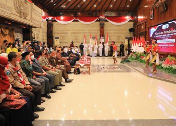 GubernuGubernur Jawa Timur Khofifah Indar Parawansa melaunching gerakan pembagian gratis 77 ribu bendera merah putih di Gedung Bhinaloka Kantor Gubernur Jatim, Selasa (2/8). Dok: LDII Jatim.r Jawa Timur Khofifah Indar Parawansa launching gerakan pembagian gratis 77 ribu bendera merah putih di Gedung Bhinaloka Kantor Gubernur Jatim, Selasa (2/8). Dok: LDII Jatim.