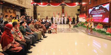 GubernuGubernur Jawa Timur Khofifah Indar Parawansa melaunching gerakan pembagian gratis 77 ribu bendera merah putih di Gedung Bhinaloka Kantor Gubernur Jatim Selasa 28 Dok LDII Jatimr Jawa Timur Khofifah Indar Parawansa launching gerakan pembagian gratis 77 ribu bendera merah putih di Gedung Bhinaloka Kantor Gubernur Jatim Selasa 28 Dok LDII Jatim