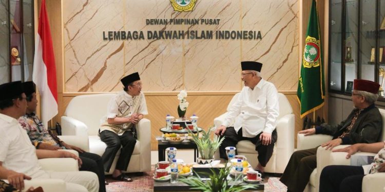 KH. M. Choirul Anam silaturahim ke kantor DPP LDII di Jakarta menjalin kerjasama serta kontribusi untuk bangsa dan kemaslahatan umat Indonesia, Kamis (11/8).