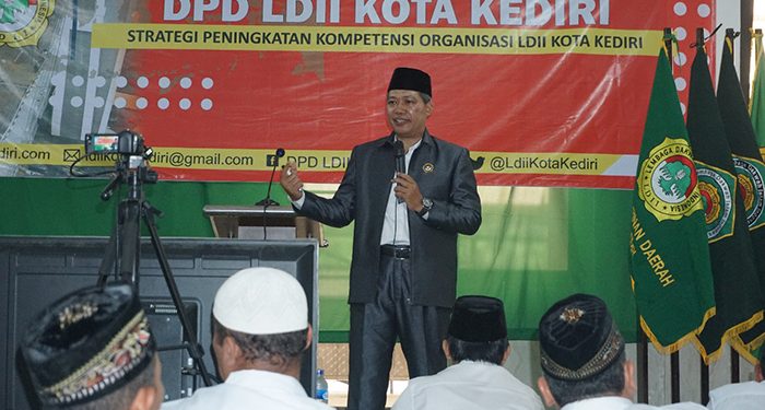 Ketua DPD LDII Kota Kediri Agung Riyanto memberikan pemaparan di acara Konsolidasi Pleno DPD, PC dan PAC di Aula Pondok Pesantren Al Hasun, Sabtu (13/08). Dok: LDII Kota Kediri.