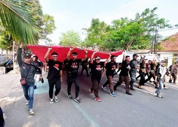 Kirab Bendera Merah Putih Raksasa yang diadakan oleh Pemerintah Kota Kediri melalui Dinas Budaya Pariwisata Pemuda dan Olahraga (Disbudparpora), Selasa (16/8) pagi. Dok: LDII Kediri.