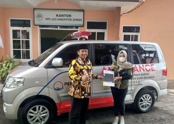 Ketua DPD LDII Jember Akhmad Malik Afandi terima bantuan CSR Pertamina berupa satu unit mobil ambulance, Kamis (4/7). Dok: LDII Jember.