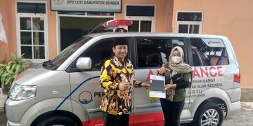 Ketua DPD LDII Jember Akhmad Malik Afandi terima bantuan CSR Pertamina berupa satu unit mobil ambulance Kamis 47 Dok LDII Jember