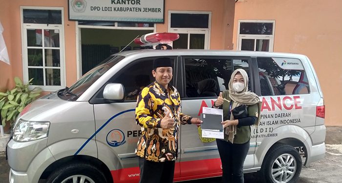 Ketua DPD LDII Jember Akhmad Malik Afandi terima bantuan CSR Pertamina berupa satu unit mobil ambulance, Kamis (4/7). Dok: LDII Jember.