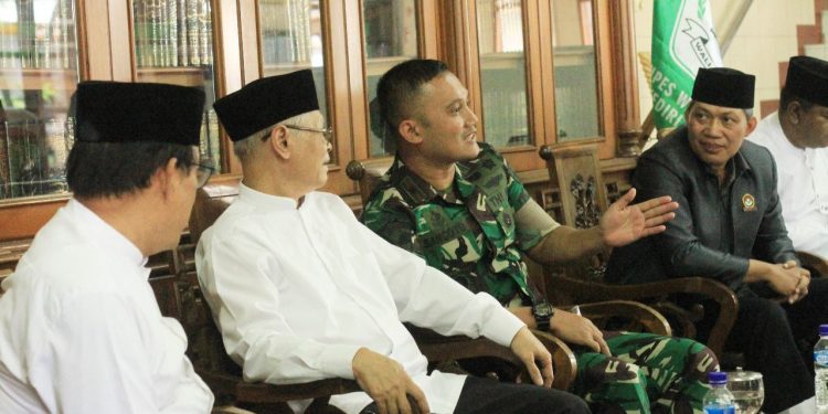 Komandan Yonif (Danyonif) Mekanis 521/DY Mayor Inf Yudha Sancoyo bersilaturahim dengan pengurus Pondok Pesantren (Ponpes) Wali Barokah, Kediri, Rabu (10/8).