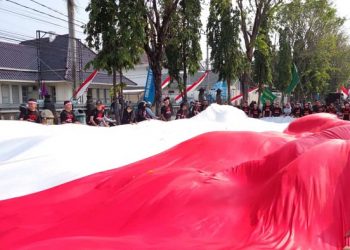 Pemuda LDII Kota Kediri mengikuti Kirab Bendera Merah Putih Raksasa yang dimulai dari halaman Balai Kota Kediri, Selasa (16/8) pagi. Dok: LDII Kediri.
