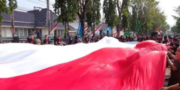 Pemuda LDII Kota Kediri mengikuti Kirab Bendera Merah Putih Raksasa yang dimulai dari halaman Balai Kota Kediri Selasa 168 pagi Dok LDII Kediri