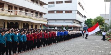 Upacara bendera rutin dilaksanakan setiap hari Senin dan hari hari nasional yang dilaksanakan Pondok Pesantren Wali Barokah Kediri sebagai upaya penumbuhan budi pekerti karakter bangsa terutama nilai nilai kebangsaan dan kebhinekaan Foto LINES