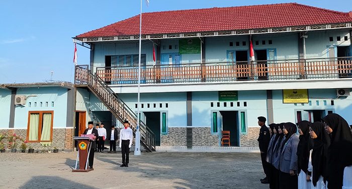 Santri Pondok Pesantren Pelajar dan Mahasiswa (PPPM) Birrul Walidain mengikuti upacara Peringatan HUT ke-77 RI, Rabu (17/8). Dok: LDII Bojonegoro.