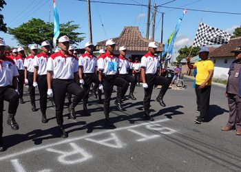Santri Ponpes Pondok Blawe mengikuti gerak jalan HUT ke-77 RI, Minggu (8/8). Dok: LDII Kediri.