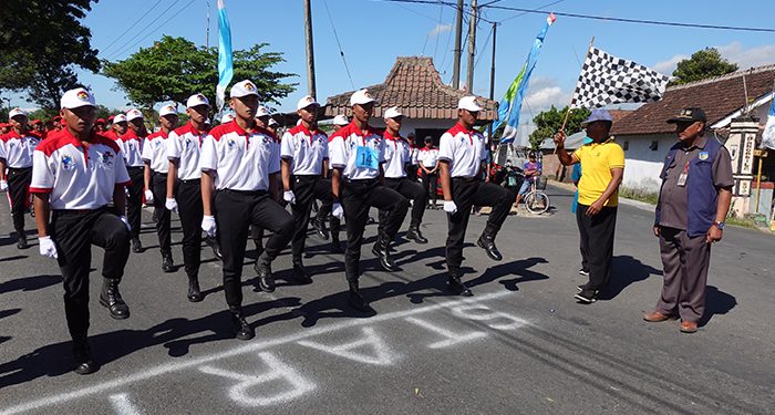 Santri Ponpes Pondok Blawe mengikuti gerak jalan HUT ke-77 RI, Minggu (8/8). Dok: LDII Kediri.