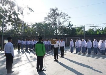 Ponpes Nurul Huda Al Manshurin bersama SMK Al Manshurin menggelar upacara HUT Kemerdekaan ke-77 Republik Indonesia, Rabu (17/8). Dok: LDII Kediri.