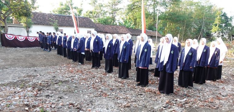 Santri Ponpes Pondok Blawe Ikuti Upacara HUT Ke-77 RI. Dok: LDII Kediri.