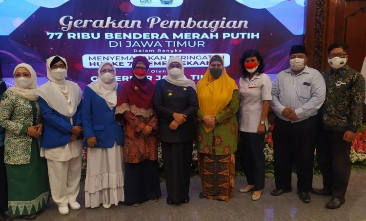 Gubernur Jawa Timur Khofifah Indar Parawansa bersama elemen masyarakat. Dok: LDII Jatim.