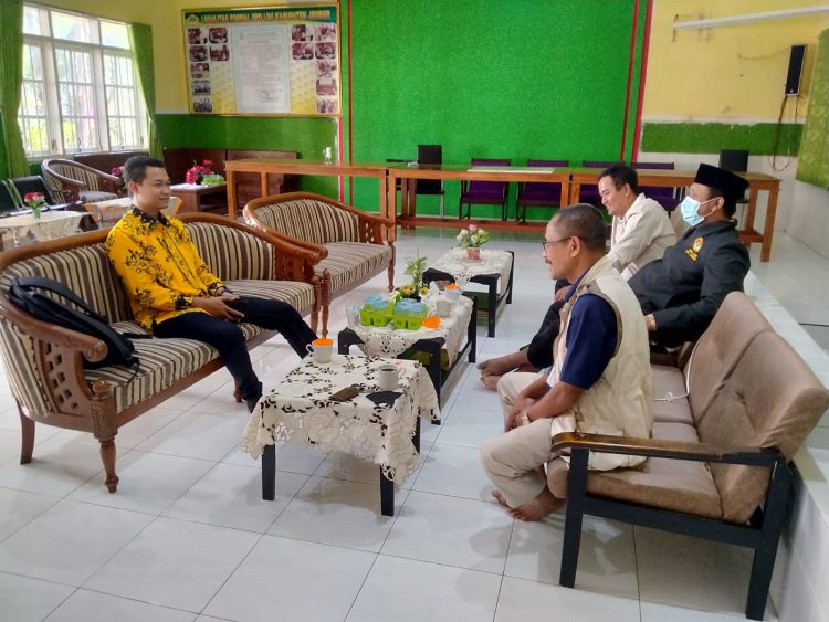 Arif Ramdani kiri salah satu calon Ketua Umum KNPI Jember yang bersilaturahim ke kantor DPD LDII Jember Rabu 277 Dok LDII Jember