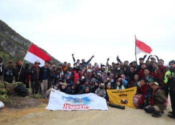 Pemuda ldPemuda LDII Jember kibarkan bendera merah putih di area dekat kawah Gunung Ijen, Banyuwangi, Rabu (17/8). Dok: LDII Jemberii jember kibarkan bendera merah putih di area dekat kawah Gunung Ijen, Banyuwangi, Rabu (17/8). Dok: LDII Jember