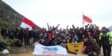 Pemuda ldPemuda LDII Jember kibarkan bendera merah putih di area dekat kawah Gunung Ijen Banyuwangi Rabu 178 Dok LDII Jemberii jember kibarkan bendera merah putih di area dekat kawah Gunung Ijen Banyuwangi Rabu 178 Dok LDII Jember