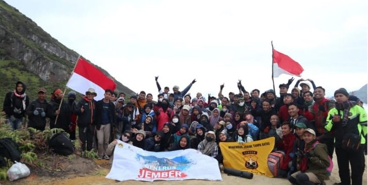 Pemuda ldPemuda LDII Jember kibarkan bendera merah putih di area dekat kawah Gunung Ijen, Banyuwangi, Rabu (17/8). Dok: LDII Jemberii jember kibarkan bendera merah putih di area dekat kawah Gunung Ijen, Banyuwangi, Rabu (17/8). Dok: LDII Jember