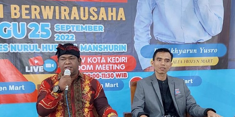 DPD LDII Kota Kediri gelar seminar kemandirian, Minggu (25/9). Sekretaris DPD LDII kota Kediri Lukman Efendi (kiri) mendorong para pemuda agar mengimplementasikan Tri Sukses program LDII dalam berwirausaha. Dok: LINES.