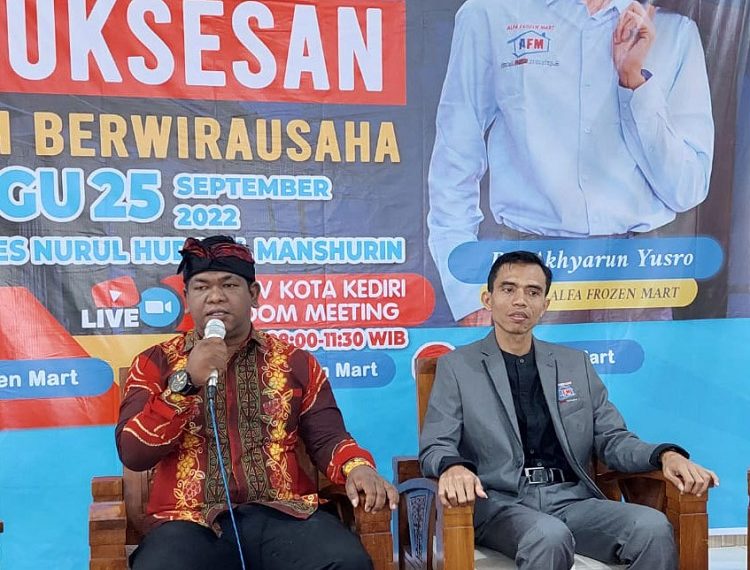 DPD LDII Kota Kediri gelar seminar kemandirian, Minggu (25/9). Sekretaris DPD LDII kota Kediri Lukman Efendi (kiri) mendorong para pemuda agar mengimplementasikan Tri Sukses program LDII dalam berwirausaha. Dok: LINES.