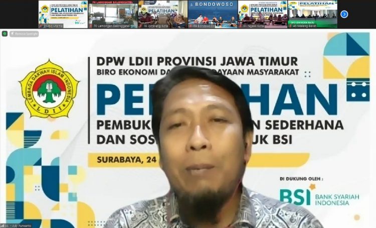 Financing Review Manager PT Bank Syariah Indonesia (BSI) Ady Purwanto dalam acara webinar “Pelatihan Pembukuan Keuangan Sederhana dan Sosialisasi Produk BSI” yang diadakan DPW LDII Jawa Timur, Sabtu (24/9). Webinar diikuti oleh 69 titik studio mini di tingkat PC LDII se-Jawa Timur.