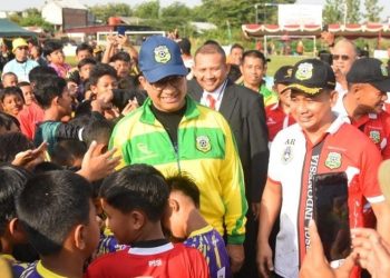 Gubernur DKI Jakarta Anies Rasyid Baswedan buka "Festival Forsgi Piala Gubernur U-10 dan U-12" di lapangan sepak bola Pondok Pesantren Minhaajurrosyidin, Jakarta, Sabtu (24/9). Dok: LINES.