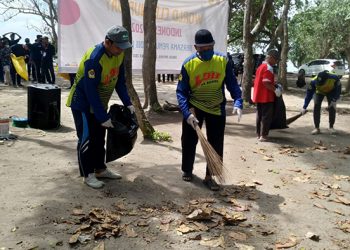 Kader LDII Jember gelar aksi bersih-bersih di pantai Papuma, Minggu (18/9). Mereka berhasil mengumpulkan setengah ton sampah. Dok: LINES.
