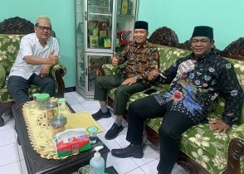 Ketua DPD LDII Kota Kediri Agung Riyanto (tengah) didampingi Sekretaris Lukman Efendi berkunjung ke Kantor Kementerian Agama Kota Kediri, Jumat (30/9). Dok: LINES.