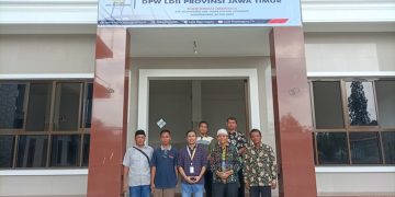 Branch Manager BSI area Bojonegoro Andri Novianto tengah bersama jajaran pengurus PC LDII Balen Kamis 89 Kedua belah pihak menkajiln kerjasama dalam membangun sistem ekonomi syariah Foto LDII Bojonegoro