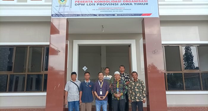 Branch Manager BSI area Bojonegoro Andri Novianto (tengah) bersama jajaran pengurus PC LDII Balen, Kamis (8/9). Kedua belah pihak menkajiln kerjasama dalam membangun sistem ekonomi syariah. Foto: LDII Bojonegoro.