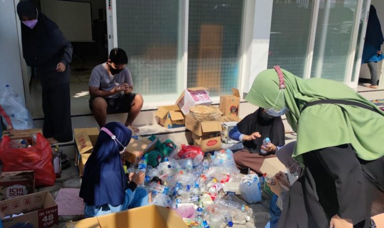 Pemuda LDII Kecamatan Taman Kota Madiun memanfaatkan barang bekas untuk mengurangi volume sampah dan mencegah pencemaran lingkungan Foto LINES