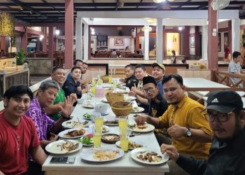 Pemuda LDII Sidoarjo dan Pimpinan Daerah Pemuda Muhammadiyah (PDPM) mengadakan pertemuan di RM Lesehan Joyo, Sidoarjo, Minggu (11/9). Dok: LINES.