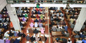 Para santri LDII di Ponpes Wali Barokah sedang mengikuti pelajaran tafsir Alquran Saat mereka lulus dan menjadi juru dakwah mereka diharapkan dapat memanfaatkan media sosial untuk membangun karakter bangsa agar berjiwa pancasilais Foto LINES