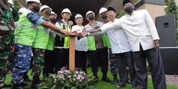 Wakil Gubernur Jatim Emil Elestinto Dardak mewakili Gubernur Jatim Khofifah Indar Parawansa melakukan peletakan batu pertama atau Ground Breaking pembangunan masjid Islamic Center Surabaya Jumat 99