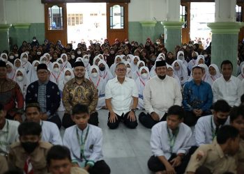 Menteri Perdagangan Zulkifli Hasan bersama santri Ponpes Budi Utomo, Surakarta, Kamis (15/9). Dok: LINES.