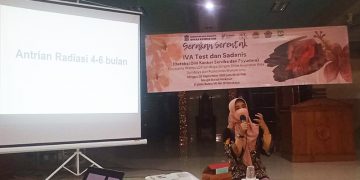Kepala Sub Koordinator Pencegahan dan Pengendalian Penyakit Menular Dinas Kesehatan Kota Surabaya dr Daniek Suryaningdyah MKes memaparkan tentang deteksi dini kanker payudara dan kanker leher rahim serviks di Masjid Baitul Makmur Surabaya Minggu 259 Dok LINES